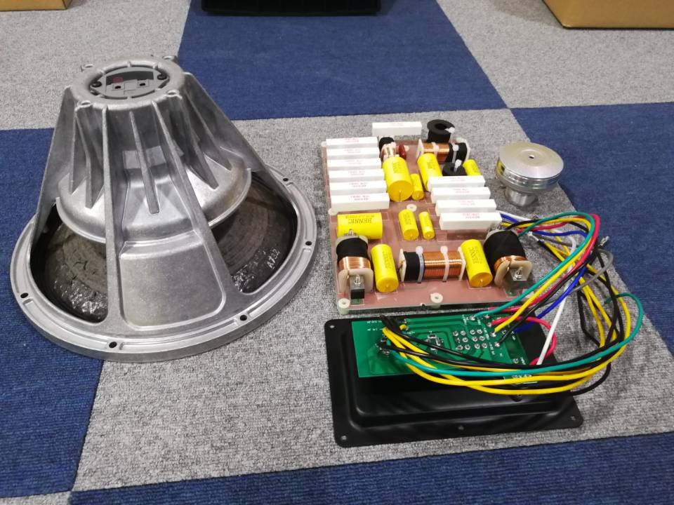 VRX932LAP Single 12 inch Professional Powered Line Array Speaker Box